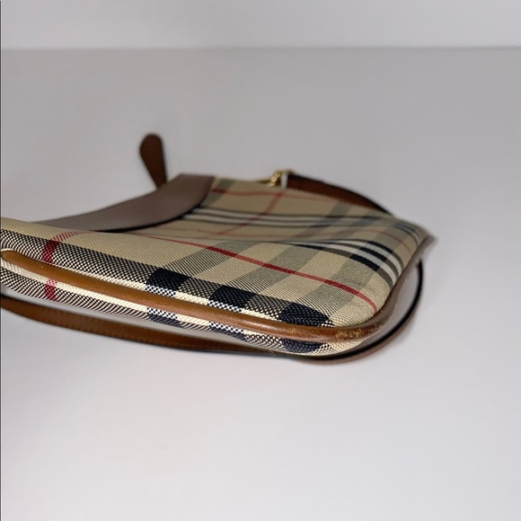 ❌❌SOLD❌❌ Burberry crossbody - Picture 4 of 5